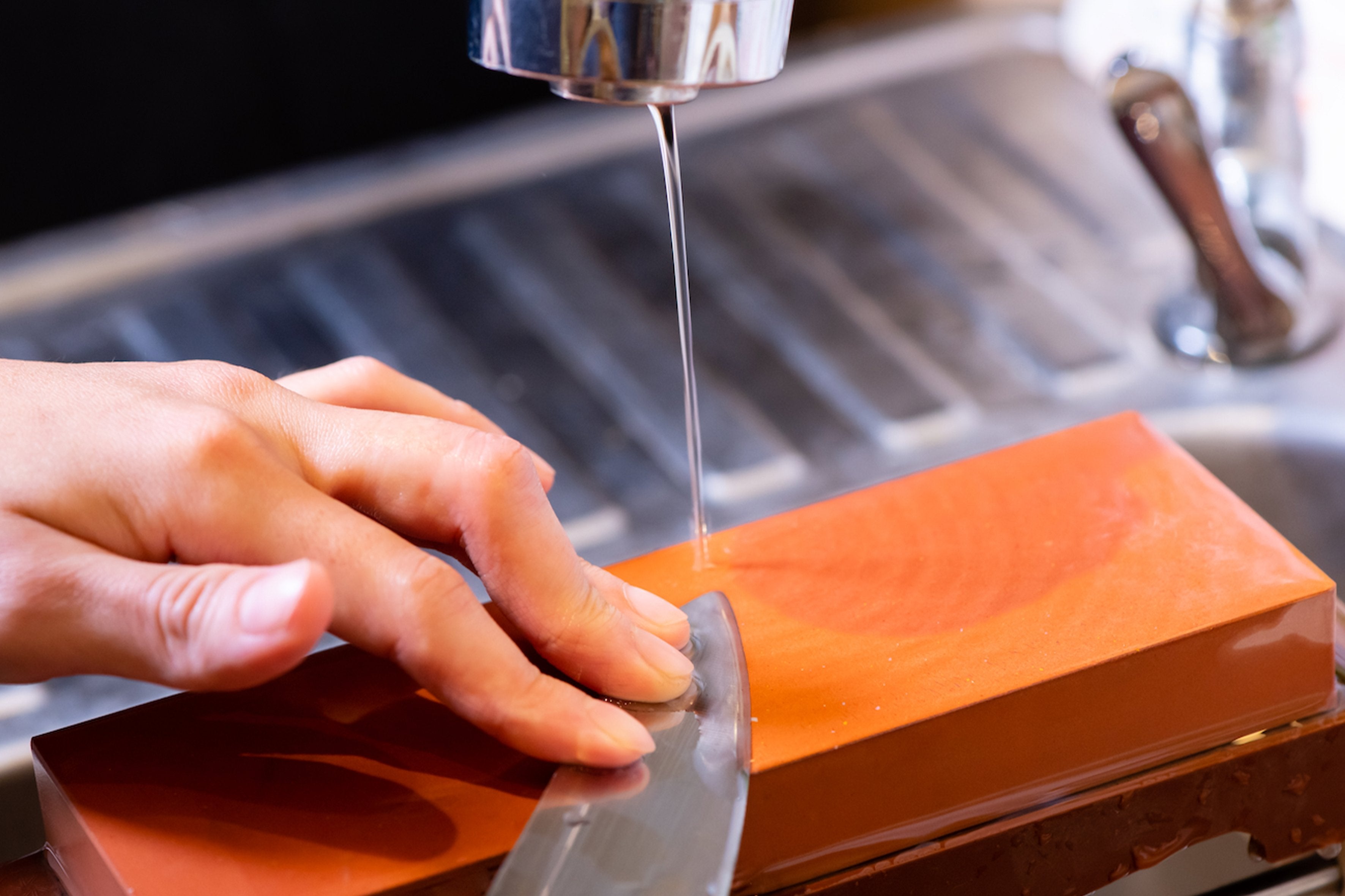 Hvordan skjerpe en kniv med en whetstone santokuknives