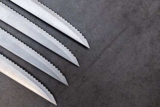 Hvordan skjerper du en serrert kniv?