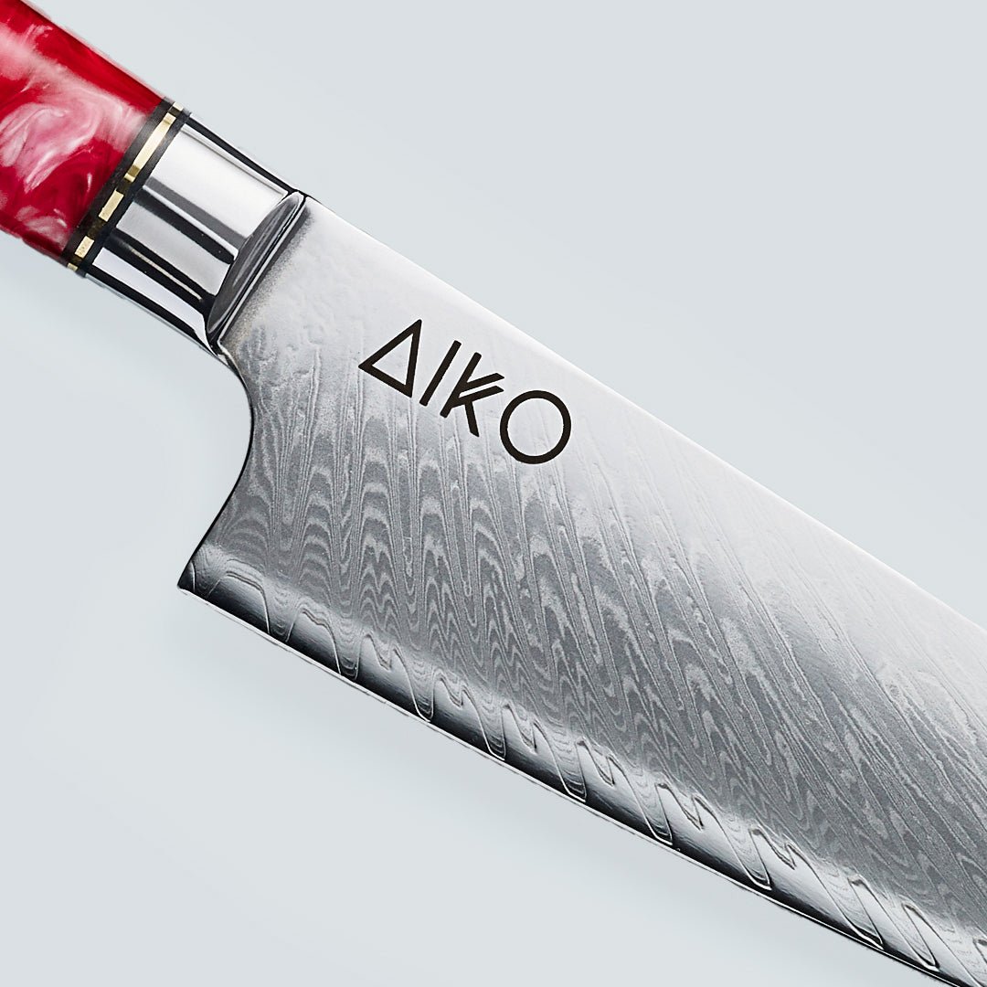Aiko rød (あいこ, アイコ) Damaskus stålkniv med farget rød harpikshåndtak